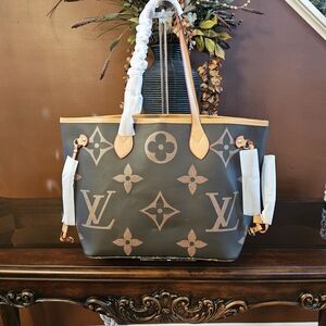 Elegant Louis Vuitton Gray and Tan Tote Bag